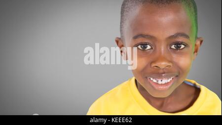 Composito Digitale del ragazzo contro uno sfondo grigio sorridente Foto Stock