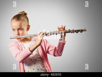 Digital composito della ragazza contro uno sfondo grigio suonare il flauto Foto Stock