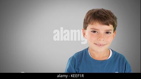 Composito Digitale del ragazzo contro uno sfondo grigio sorridente Foto Stock