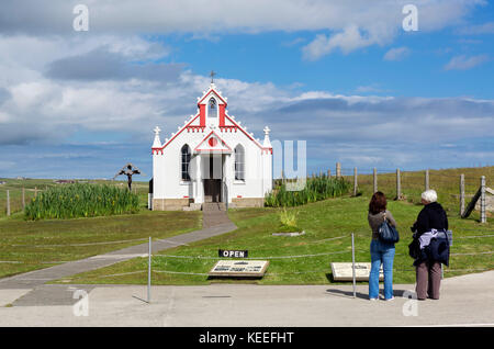 I turisti di fronte italiano della cappella, costruita dai prigionieri di guerra italiani nella seconda guerra mondiale e di agnello, Holm, isole Orcadi Scozia, Regno Unito Foto Stock
