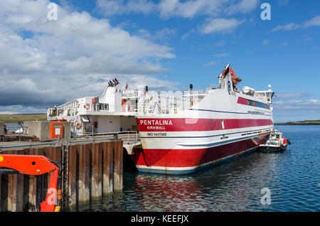 Il Traghetto Pentland Gill's Bay ancorato alla St Margaret speranza, isole Orcadi Scozia, Regno Unito Foto Stock