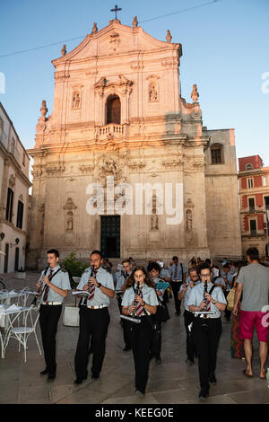 Martina Franca, Italia - 14 agosto 2017: City music band che suona per la strada di fronte alla basilica di Martina Franca Foto Stock
