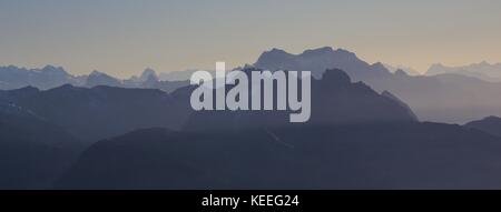 Alta montagna in Svizzera appena prima del tramonto. Foto Stock