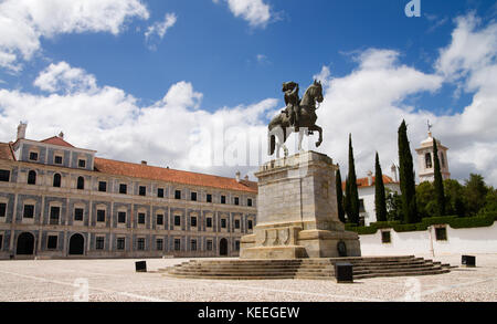 Statua di re Giovanni IV (d. joao iv) a cavallo di fronte a palazzo ducale e sotto un bianco e blu cielo velato. vila vicosa, Alentejo, Portogallo. Foto Stock