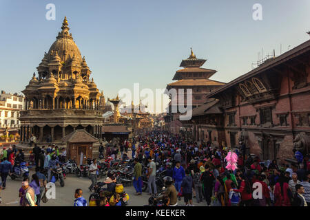 19 ottobre 2017 : folla di persone a piedi la strada per lo shopping al mercato patan Durbar Square sulla tihar è o diwali festival giorno, patan Nepal. Foto Stock