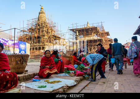 19 ottobre 2017 : folla di persone a piedi la strada per lo shopping al mercato patan Durbar Square sulla tihar è o diwali festival giorno, patan Nepal. Foto Stock