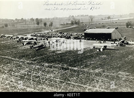 Questa fotografia cattura St. Louis Flying Field nel 1920, prima di essere rinominato Lambert Field nel 1923. L'immagine mette in evidenza l'incontro aereo inaugurale del campo il 25 novembre 1920, che mostra la storia dell'aviazione a St. Louis. Foto Stock