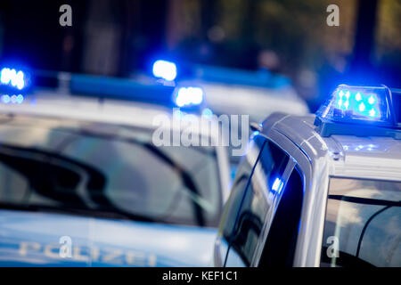 Duisburg, Germania. 20 ottobre 2017. Nuovi furgoni Mercedes-Benz Vito per la polizia possono essere visti nel parco paesaggistico di Duisburg, Germania, 20 ottobre 2017. Circa 150 nuovi furgoni del modello Vito saranno aggiunti alla flotta della polizia fino alla fine del 2018. Crediti: Rolf Vennenbernd/dpa/Alamy Live News Foto Stock