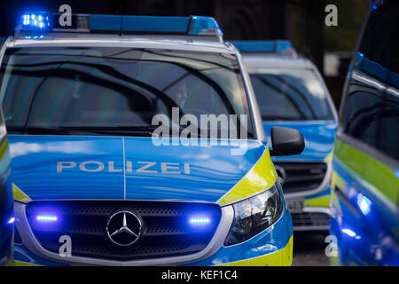 Duisburg, Germania. 20 ottobre 2017. Nuovi furgoni Mercedes-Benz Vito per la polizia possono essere visti nel parco paesaggistico di Duisburg, Germania, 20 ottobre 2017. Circa 150 nuovi furgoni del modello Vito saranno aggiunti alla flotta della polizia fino alla fine del 2018. Crediti: Rolf Vennenbernd/dpa/Alamy Live News Foto Stock