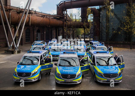 Duisburg, Germania. 20 ottobre 2017. Nuovi furgoni Mercedes-Benz Vito per la polizia possono essere visti nel parco paesaggistico di Duisburg, Germania, 20 ottobre 2017. Circa 150 nuovi furgoni del modello Vito saranno aggiunti alla flotta della polizia fino alla fine del 2018. Crediti: Rolf Vennenbernd/dpa/Alamy Live News Foto Stock