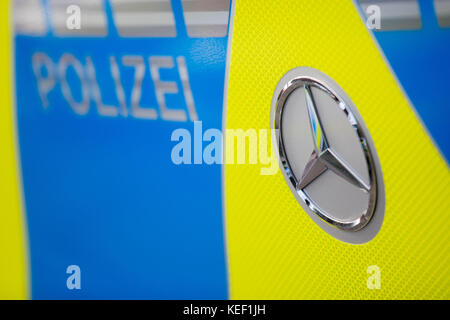 Duisburg, Germania. 20 ottobre 2017. Nuovi furgoni Mercedes-Benz Vito per la polizia possono essere visti nel parco paesaggistico di Duisburg, Germania, 20 ottobre 2017. Circa 150 nuovi furgoni del modello Vito saranno aggiunti alla flotta della polizia fino alla fine del 2018. Crediti: Rolf Vennenbernd/dpa/Alamy Live News Foto Stock