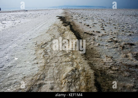 Sharafkhaneh, Sharafkhaneh, Iran. 9 Ott 2009. Sharafkhaneh si trova sul lago Urmia, un lago salato con oltre 5000 chilometri quadrati di diametro e più di 100 piccole isole rocciose. È una riserva della biosfera dell'UNESCO che ospita oltre 200 specie di uccelli e molte altre specie di rettili, anfibi e mammiferi, tra cui il cervo giallo iraniano. Il lago si è ridotto da molto tempo e la costruzione di una diga e la recente siccità hanno ridotto significativamente la sua quantità di acqua. L'evaporazione dell'acqua ha aumentato la salinità del lago, riducendo così il suo significato come casa Foto Stock