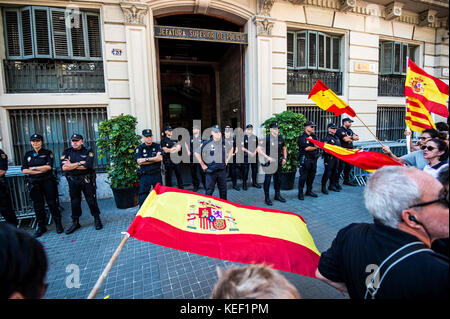 8 ottobre 2017 - Barcellona, in Catalogna, Spagna - persone dire grazie alla nazionale di polizia spagnola..grande numero di cittadini hanno protestato domenica a Barcellona contro il movimento di indipendenza in un mese di marzo che è stato organizzato dalla società civile in Catalogna Catalogna presidente carles puigdemont affronterà il parlamento catalano il 10 ottobre per discutere il risultato del referendum che si è tenuto il 1 ottobre. (Credito immagine: © brais g. Rouco/sopa via zuma filo) Foto Stock