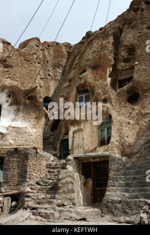 8 maggio 2008 - Kandovan, Provincia di Kandovan Azerbaigian, Iran - il piccolo villaggio di Kandovan (aka Kanvan), nella provincia iraniana dell'Azerbaigian orientale è noto per le sue abitazioni rupestri, non costruite sulle formazioni rocciose, ma scavate nelle rocce vulcaniche stesse. Le formazioni rocciose a forma di cono sono dovute all'erosione dell'acqua della matrice acida porosa, sviluppata dopo l'eruzione del Monte Sahand nel Distretto Centrale della Contea di Osku. Le rocce fungono anche da materiale a basso consumo energetico, mantenendo le case calde in inverno e fresche in estate. Al censimento del 2006, la popolazione nel malato Foto Stock