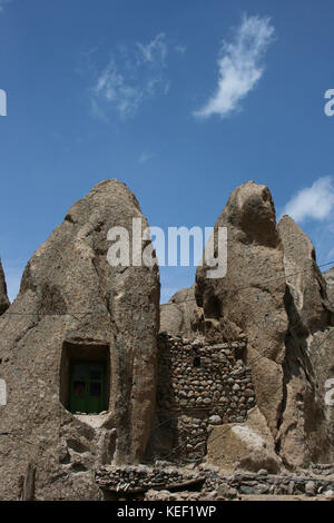 8 maggio 2008 - Kandovan, Provincia di Kandovan Azerbaigian, Iran - il piccolo villaggio di Kandovan (aka Kanvan), nella provincia iraniana dell'Azerbaigian orientale è noto per le sue abitazioni rupestri, non costruite sulle formazioni rocciose, ma scavate nelle rocce vulcaniche stesse. Le formazioni rocciose a forma di cono sono dovute all'erosione dell'acqua della matrice acida porosa, sviluppata dopo l'eruzione del Monte Sahand nel Distretto Centrale della Contea di Osku. Le rocce fungono anche da materiale a basso consumo energetico, mantenendo le case calde in inverno e fresche in estate. Al censimento del 2006, la popolazione nel malato Foto Stock