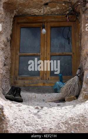 8 maggio 2008 - Kandovan, Provincia di Kandovan Azerbaigian, Iran - UNA finestra di legno è visto all'interno della roccia.. Il piccolo villaggio di Kandovan (aka Kanvan), nella provincia iraniana dell'Azerbaigian orientale è conosciuto per le sue abitazioni di scogliera, non costruito sulle formazioni rocciose, ma scavato nelle rocce vulcaniche stesse. Le formazioni rocciose a forma di cono sono dovute all'erosione dell'acqua della matrice acida porosa, sviluppata dopo l'eruzione del Monte Sahand nel Distretto Centrale della Contea di Osku. Le rocce fungono anche da materiale a basso consumo energetico, mantenendo le case calde in inverno e fresche in estate. A partire da Foto Stock