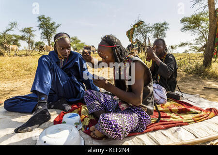 Il Ciad. 28 Sep, 2016. appena alba si rompe, il wodaabe uomini iniziano a preparare per il gerewol (annualmente un rituale di corteggiamento concorrenza) con scrupolosa precisione. fin dal primo giorno ci è un senso di montaggio di anticipazione, come alcuni anni vedere oltre 1.000 membri della tribù si riuniscono per i festeggiamenti. Gli uomini dipingere i loro volti con il make-up realizzato da argilla, pietre e ossa animali frantumato e si è trasformato in una pasta. Credito: Tariq zaidi/zuma filo/alamy live news Foto Stock