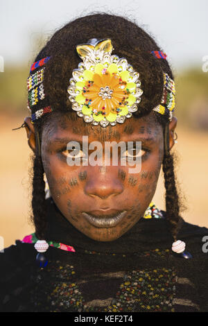 Il Ciad. 28 Sep, 2016. sebbene wodaabe ragazze meno usura per il make-up che gli uomini non hanno ancora molto orgogliosi del loro aspetto '"' e da intreccio decorare i loro capelli. i tatuaggi sul suo viso sono realizzati dalla scarificazione in giovane età e indicare una donna affiliazioni tribali, così come la sua forza e la sua valor. Credito: Tariq zaidi/zuma filo/alamy live news Foto Stock