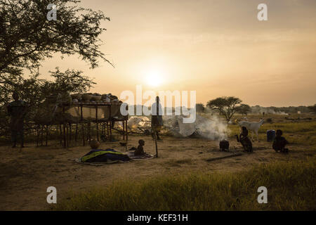 Il Ciad. 28 Sep, 2016. Al tramonto, un wodaabe madre ed i suoi figli siedono intorno al fuoco e fare il tè. bere il tè è un rituale importante nella cultura wodaabe. Credito: Tariq zaidi/zuma filo/alamy live news Foto Stock