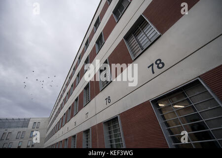 Stoccarda-Stammheim, Germania. 20 ottobre 2017. Finestre delle celle di un nuovo edificio carcerario raffigurate durante un tour dopo l'apertura ufficiale presso la prigione Justizvollzugsanstalt di Stammheim a Stoccarda-Stammheim, Germania, il 20 ottobre 2017. Crediti: Marijan Murat/dpa/Alamy Live News Foto Stock