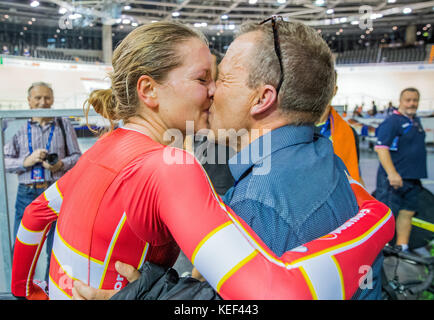 Berlino, Germania. 20 ottobre 2017. Trine Schmidt di Danimarca festeggia con Jens Kasler della Federazione ciclistica danese dopo aver vinto la gara di 24 km di punti femminile ai Campionati europei di atletica leggera 2017 a Berlino, Germania, il 20 ottobre 2017. Crediti: Jens Büttner/dpa-Zentralbild/dpa/Alamy Live News Foto Stock