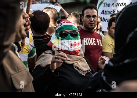 Erbil, Iraq. Xx oct, 2017. Curdi sfollati dalle città di Kirkuk dal conflitto in corso tra Iraq alleato con backup iraniano milizia Hashd al Shaabi e semi autonoma regione del Kurdistan, protesta davanti all'Ambasciata degli Stati Uniti a Erbil. Essi chiedono dove la comunità internazionale è stata e perché non li aiutano a mantenere Kirkuk. Erbil, Iraq Credito: Elizabeth Fitt/Alamy Live News Foto Stock