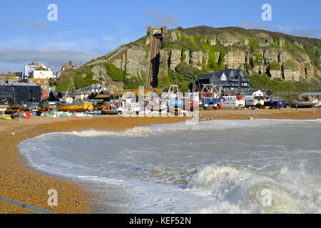 Hastings, East Sussex, 20 ottobre 2017. Regno Unito Meteo. Hastings barche da pesca tirato su in alto sulla Stade di pescatori di spiaggia, al di fuori della portata del turbolento mare mossa da forti venti gusty davanti a Brian Storm. Foto Stock