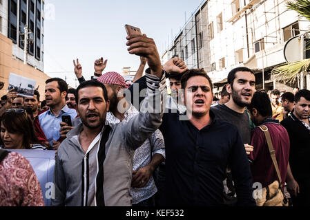 Erbil, Iraq. Xx oct, 2017. Curdi sfollati dalle città di Kirkuk dal conflitto in corso tra Iraq alleato con backup iraniano milizia Hashd al Shaabi e semi autonoma regione del Kurdistan, protesta davanti all'Ambasciata degli Stati Uniti a Erbil. Essi chiedono dove la comunità internazionale è stata e perché non li aiutano a mantenere Kirkuk. Erbil, Iraq Credito: Elizabeth Fitt/Alamy Live News Foto Stock