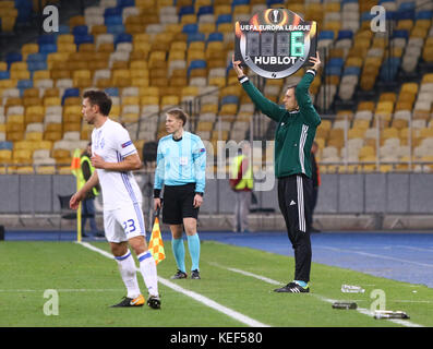 Kiev, Ucraina. 19th Ott 2017. 4th Referee Jukka Honkanen (fin) mostra una bacheca di informazioni con tempo aggiuntivo durante il gioco della UEFA Europa League FC Dynamo Kyiv v Young Boys allo stadio NSC Olimpiyskyi di Kiev, Ucraina. Credit: Oleksandr Prykhodko/Alamy Live News Foto Stock