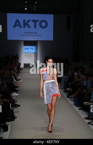Atene, Grecia. Xx oct, 2017. I nuovi designer giorno, Akto Arte & Design College e ad Atene Fashion Club laureati presenteranno le loro collezioni. Credito: Plimper/Alamy Live News Foto Stock