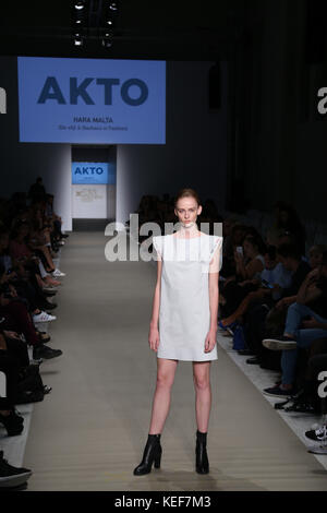 Atene, Grecia. Xx oct, 2017. I nuovi designer giorno, Akto Arte & Design College e ad Atene Fashion Club laureati presenteranno le loro collezioni. Credito: Plimper/Alamy Live News Foto Stock