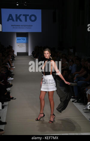 Atene, Grecia. Xx oct, 2017. I nuovi designer giorno, akto arte & design college e ad Atene fashion club laureati presenteranno le loro collezioni. Credito: plimper/alamy live news Foto Stock