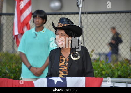 Miami, Florida, Stati Uniti. 15th ottobre 2017. Celebrazione per l'apertura dell'ufficio Organizzativo di Liberty City con il senatore Tim Kaine e Pusha T nel parcheggio del Carrie P. Meek Entrepreneurial Education Center al Miami Dade College North Campus il 15 ottobre 2016 a Miami, Florida. Persone: U.s. Rep. Frederica Wilson Transmission Ref: Flxx Credit: Hoo Me.com/Media Punch/Alamy Live News Foto Stock