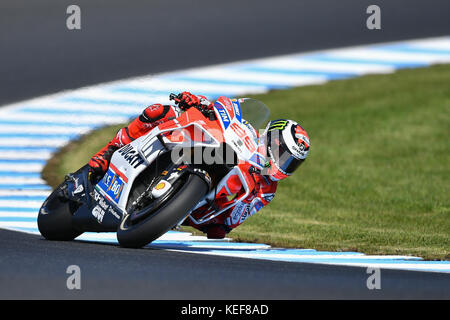 Victoria, Australia. Xx oct, 2017. Il pilota spagnolo Jorge Lorenzo su No.99 Ducati da Ducati Team esce dalla Siberia Corner durante la sessione di pratica uno al 2017 MotoGP di Australia a Phillip Island Grand Prix Circuit, Victoria, Australia. Credito: Cal Sport Media/Alamy Live News Foto Stock