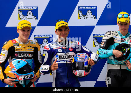 Melbourne, Australia. 21 ottobre 2017. Jorge Martin (al centro), Gabriel Rodrigo (a destra) e Joan Mir (a sinistra) conquistano i tempi di qualificazione più veloci per la Moto3 durante il Gran Premio Michelin di moto d'Australia 2017 al Gran Premio Michelin di moto d'Australia 2017 il 21 ottobre 2017. Crediti: Dave Hewison Sports/Alamy Live News Foto Stock