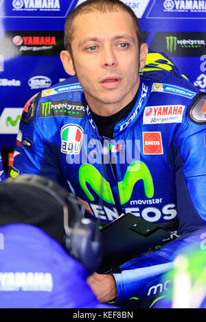 Melbourne, Australia. Xxi oct, 2017. Valentino Rossi (ita), discutendo di tattiche prima di pratica 4 durante il 2017 Michelin Australian Motorcycle Grand Prix al 2017 Michelin Australian Motorcycle Grand Prix, Australia il 21 ottobre 2017. Credito: Dave hewison sport/alamy live news Foto Stock