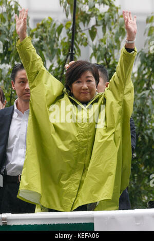 Tokyo, Giappone. 21 ottobre 2017. Yuriko Koike, governatore di Tokyo e leader del nuovo partito nazionale, Kibo no to (Partito della speranza), partecipa ad un evento della campagna fuori dalla stazione di Shinjuku il 21 ottobre 2017, Tokyo, Giappone. Koike era lì per sostenere Kibo no al candidato Kaoru Matsuzawa un giorno prima delle elezioni della camera bassa del 22 ottobre nel tentativo di rovesciare il partito Liberal Democratico al potere. Crediti: Rodrigo Reyes Marin/AFLO/Alamy Live News Foto Stock