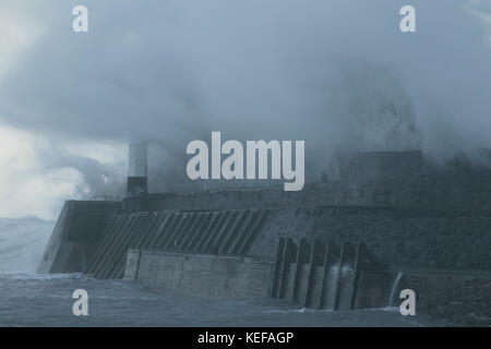 Porthcawl, South Wales, Regno Unito. Xxi oct, 2017. Regno Unito: meteo alte onde pastella il lungomare di questa mattina, con l arrivo di Brian Storm. Credito: Andrew Bartlett/Alamy Live News Foto Stock