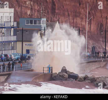 Sidmouth, Regno Unito. 21 ott 2017. Regno Unito Meteo. Onde infrangersi in alto al di sopra della stazione di salvataggio come Brian Storm arriva a Sidmouth, nel Devon. Durante le tempeste, la pietra arenaria rossa della zona si trasforma il mare rosso a Sidmouth. Credit: Foto centrale/Alamy Live News Foto Stock