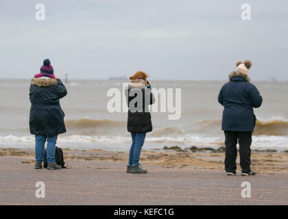 New Brighton, Merseyside. Regno Unito meteo. Il 21 ottobre 2017. Brian Storm costeggia il Wirral come turisti arriva in spiaggia per la marea alta. Questa zona di Costa ha subito danni sever in precedenti tempeste ma a causa del vento onshore a mezzogiorno, il peggiore del meteo ha ignorato questa parte del Mersey estuario. Il credito. Credito: MediaWorldImages/Alamy Live News Foto Stock