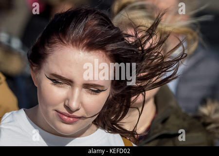 Londra, Regno Unito. Xxi oct, 2017. Regno Unito Meteo: Brian Storm porta venti forti per i turisti che desiderano visitare la città sul ponte di Waterloo. Credito: Guy Corbishley/Alamy Live News Foto Stock