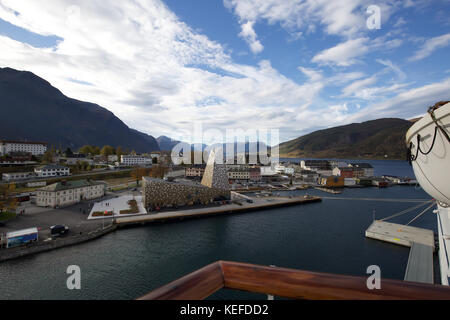 Åndalsnes, Norvegia. Xxi oct, 2017. Nuvoloso e ventoso giorno in Åndalsnes famoso per Trollveggen (troll parete) e Trollstigen (il troll percorso) Credito: Keith Larby/Alamy Live News Foto Stock