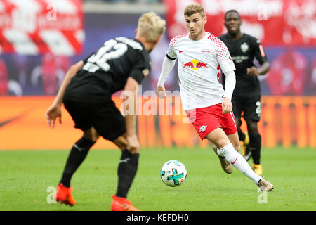 Leipzig timo werner in azione durante la Bundesliga tedesca partita di calcio tra rb Lipsia e vfb Stoccarda al red bull arena di Leipzig, Germania, 21 ottobre 2017. (Embargo condizioni - Attenzione: grazie all'accreditamento guidlines, il dfl consente solo la pubblicazione e utilizzazione di fino a 15 immagini per corrispondenza su internet e nei contenuti multimediali in linea durante la partita.) Foto: Jan woitas/dpa-zentralbild/dpa Foto Stock