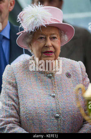 Ascot, Regno Unito. Xxi oct, 2017. Sua Maestà la Regina Elisabetta a Ascot gare su Qipco Champions giorno. Credito: John Beasley/Alamy Live News Foto Stock
