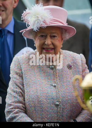 Ascot, Regno Unito. Xxi oct, 2017. Sua Maestà la Regina Elisabetta a Ascot gare su Qipco Champions giorno. Credito: John Beasley/Alamy Live News Foto Stock