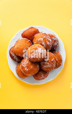 Round jelly donut sufganiyah per Hanukkah, festa ebraica che commemora la riconsacrazione del tempio santo Foto Stock