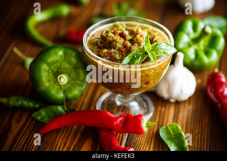 Salsa di acuta di adzhika da vari tipi di pepe Foto Stock