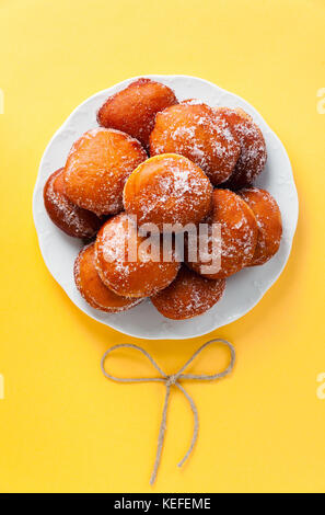 Riempite le ciambelle con marmellata, marmellata o crema su una piastra Foto Stock