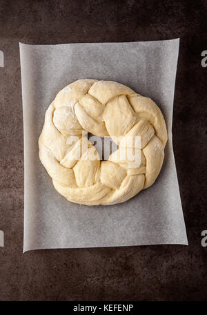 Preparazione della treccia rotonda challah pane Foto Stock