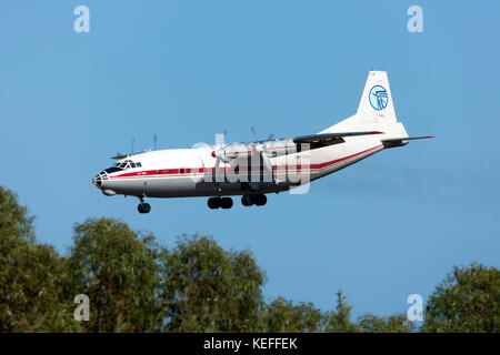 L'ucraina air alliance antonov un-12bp [ur-cgw] sul breve finali della pista 31. Foto Stock